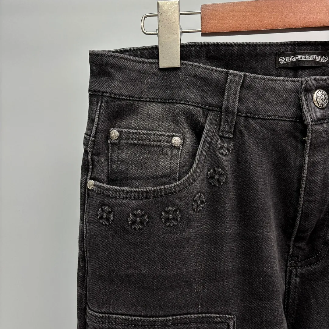 P390 Chrome Hearts/Chrome Hearts Straight-leg jeans are mainly made of high-quality high-quality cotton fiber. Fabrics with high cotton content have good moisture absorption and breathability. A small amount of spandex fiber is supplemented to increase the elasticity of the fabric and make the denim clothing fit the body better. It is comfortable to wear and not easy to deform. The yarn of high-quality denim is uniform, smooth and free of impurities. The surface of the woven fabric is smooth, delicate and clear. Zinc alloy placket buttons are embossed with Chrome Hearts logo. The embellishment of the customized 1:1 Crocodile leather label gives the upper body of the jeans a unique accent. The leather label on the waist and the details of the placket buttons echo the overall style. It is highly suitable for commuting. The neat trouser line and drape arc give a relaxed and high-end feel. Size: XS-2XL